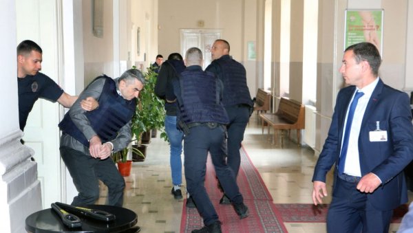 ХТЕЛИ ДА ЛИНЧУЈУ УБИЦУ, МАЈКЕ ПАЛЕ У НЕСВЕСТ: Потресни детаљи припремног рочишта за масакр у Малом Орашју и Дубони (ФОТО/ВИДЕО) ХТЕЛИ ДА ЛИНЧУЈУ УБИЦУ, МАЈКЕ ПАЛЕ У НЕСВЕСТ: Потресни детаљи припремног рочишта за масакр у Малом Орашју и Дубони (ФОТО/ВИДЕО)