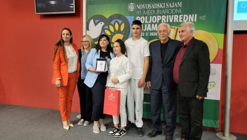 USPEŠNI U NOVOM SADU: Zlatne medalje Poljoprivrednoj školi u Rekovcu (FOTO) USPEŠNI U NOVOM SADU: Zlatne medalje Poljoprivrednoj školi u Rekovcu (FOTO)