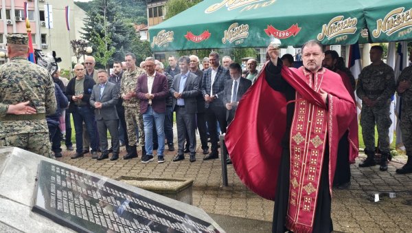 СЕЋАЊЕ НА ХЕРОЈЕ: У Угљевику обележено 32 године од оснивања Прве мајевичке бригаде ВРС СЕЋАЊЕ НА ХЕРОЈЕ: У Угљевику обележено 32 године од оснивања Прве мајевичке бригаде ВРС