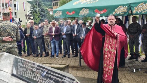 СЕЋАЊЕ НА ХЕРОЈЕ: У Угљевику обележено 32 године од оснивања Прве мајевичке бригаде ВРС СЕЋАЊЕ НА ХЕРОЈЕ: У Угљевику обележено 32 године од оснивања Прве мајевичке бригаде ВРС