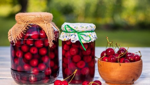 DOMAĆI KOMPOT OD TREŠANJA: Baš ovakav su pravile naše bake, ne možete da mu odolite DOMAĆI KOMPOT OD TREŠANJA: Baš ovakav su pravile naše bake, ne možete da mu odolite