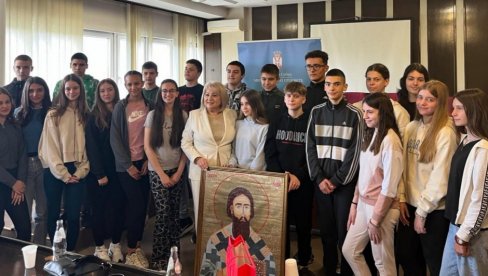 IKONA ZA MINISTARKU: Učenici iz Rume darivali Slavicu Đukić Dejanović IKONA ZA MINISTARKU: Učenici iz Rume darivali Slavicu Đukić Dejanović