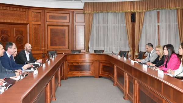 ЗАЈЕДНИЧКИ ДО УНАПРЕЂЕЊА ЖИВОТНЕ СРЕДИНЕ: Састанак министарке Вујовић и представника УН (ФОТО) ЗАЈЕДНИЧКИ ДО УНАПРЕЂЕЊА ЖИВОТНЕ СРЕДИНЕ: Састанак министарке Вујовић и представника УН (ФОТО)