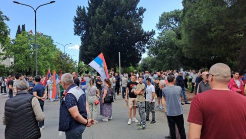 ИЗДАЈА, ИЗДАЈА: Нови протест Срба испред зграде Владе Црне Горе због подршке срамној Резолуцији о геноциду у Сребреници (ФОТО) ИЗДАЈА, ИЗДАЈА: Нови протест Срба испред зграде Владе Црне Горе због подршке срамној Резолуцији о геноциду у Сребреници (ФОТО)