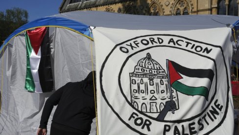 ZAKLJUČALI OKSFORD ZBOG DEMONSTRANATA: Propalestinska grupa održala protest ispred britanskog univerziteta ZAKLJUČALI OKSFORD ZBOG DEMONSTRANATA: Propalestinska grupa održala protest ispred britanskog univerziteta