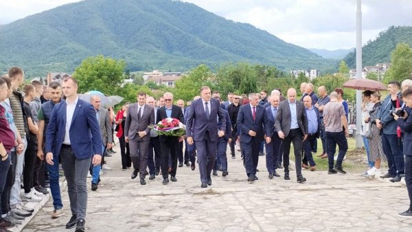 ПОКЛОНИЛИ СЕ СЕНИМА СТРАДАЛИХ: У Братунцу положени венци и цвеће на споменик страдалим Србима у Подрињу (ФОТО) ПОКЛОНИЛИ СЕ СЕНИМА СТРАДАЛИХ: У Братунцу положени венци и цвеће на споменик страдалим Србима у Подрињу (ФОТО)