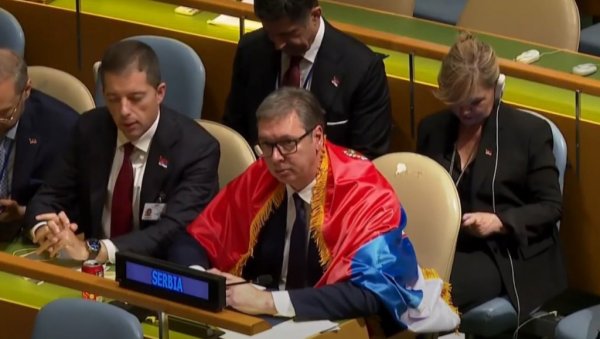 ВУЧИЋ ПОНОСИТО ОГРНУО СРПСКУ ЗАСТАВУ У УН: Погледајте реакцију председника Србије након гласања! ВУЧИЋ ПОНОСИТО ОГРНУО СРПСКУ ЗАСТАВУ У УН: Погледајте реакцију председника Србије након гласања!