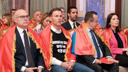 UVEK SLOBODNI, NIKADA PORAŽENI: Ovako su pratili članovi vlade sednicu UN UVEK SLOBODNI, NIKADA PORAŽENI: Ovako su pratili članovi vlade sednicu UN