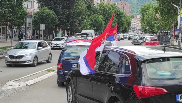 ПОДРШКА ПРЕДСЕДНИКУ И ЊЕГОВОЈ БОРБИ И СА КиМ: Тробојке се вијоре Косовском Митровицом у инат резолуцији о Сребреници (ФОТО/ВИДЕО) ПОДРШКА ПРЕДСЕДНИКУ И ЊЕГОВОЈ БОРБИ И СА КиМ: Тробојке се вијоре Косовском Митровицом у инат резолуцији о Сребреници (ФОТО/ВИДЕО)
