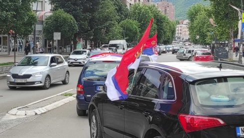 PODRŠKA PREDSEDNIKU I NJEGOVOJ BORBI I SA KiM: Trobojke se vijore Kosovskom Mitrovicom u inat rezoluciji o Srebrenici (FOTO/VIDEO) PODRŠKA PREDSEDNIKU I NJEGOVOJ BORBI I SA KiM: Trobojke se vijore Kosovskom Mitrovicom u inat rezoluciji o Srebrenici (FOTO/VIDEO)