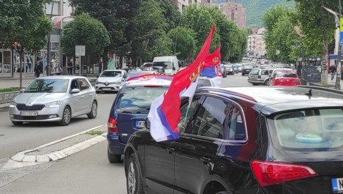 ПОДРШКА ПРЕДСЕДНИКУ И ЊЕГОВОЈ БОРБИ И СА КиМ: Тробојке се вијоре Косовском Митровицом у инат резолуцији о Сребреници (ФОТО/ВИДЕО)