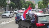 PODRŠKA PREDSEDNIKU I NJEGOVOJ BORBI I SA KiM: Trobojke se vijore Kosovskom Mitrovicom u inat rezoluciji o Srebrenici (FOTO/VIDEO)