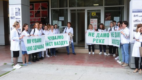ZABRINUTI ZA SUDBINU: Novi protest zaposlenih u kraljevačkoj Apotekarskoj ustanovi (FOTO) ZABRINUTI ZA SUDBINU: Novi protest zaposlenih u kraljevačkoj Apotekarskoj ustanovi (FOTO)