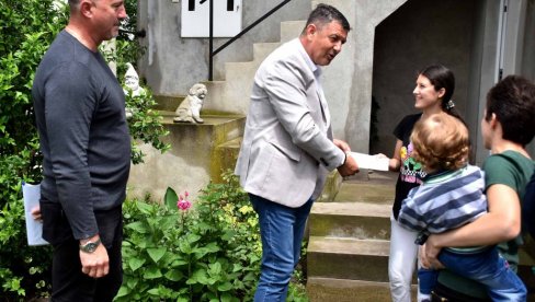 NOVAC ZA 403 UČENIKA: U Opštini Pećinci počeli sa primenom novih mera NOVAC ZA 403 UČENIKA: U Opštini Pećinci počeli sa primenom novih mera
