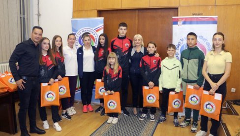 ISPRAĆENI IZ GRADSKE KUĆE NA TAKMIČENJE: Više od 200 smederevskih đaka na Školskim olimpijskim igrama ISPRAĆENI IZ GRADSKE KUĆE NA TAKMIČENJE: Više od 200 smederevskih đaka na Školskim olimpijskim igrama