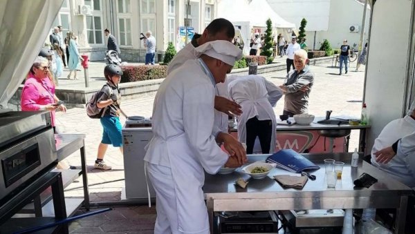 У ПАРАЋИНУ СЕ ШКОЛУЈУ КОНОБАРИ И КУВАРИ: Освајају медаље на куварским такмичењима (ФОТО) У ПАРАЋИНУ СЕ ШКОЛУЈУ КОНОБАРИ И КУВАРИ: Освајају медаље на куварским такмичењима (ФОТО)