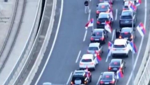МОЋАН ВИДЕО! СРПСКЕ ЗАСТАВЕ СЕ ВИЈОРЕ БЕОГРАДОМ: Јака подршка и захвалност председнику (ВИДЕО) МОЋАН ВИДЕО! СРПСКЕ ЗАСТАВЕ СЕ ВИЈОРЕ БЕОГРАДОМ: Јака подршка и захвалност председнику (ВИДЕО)