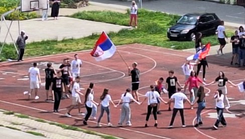 NA PLATOU KOD TEHNIČKE ŠKOLE: Maturanti Gimnazije u Kosovskoj Mitrovici obeležili završetak školske godine NA PLATOU KOD TEHNIČKE ŠKOLE: Maturanti Gimnazije u Kosovskoj Mitrovici obeležili završetak školske godine