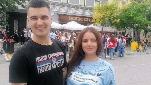 ВИ СТЕ БУДУЋИ ИНТЕЛЕКТУАЛЦИ, НЕ ЦИРКУЗАНТИ: Снажна порука вршачког професора - на мајицама матураната ВИ СТЕ БУДУЋИ ИНТЕЛЕКТУАЛЦИ, НЕ ЦИРКУЗАНТИ: Снажна порука вршачког професора - на мајицама матураната