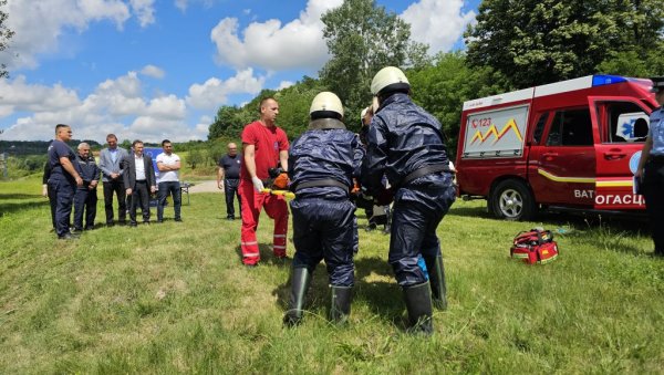 ЈАЧАЊЕ КАПАЦИТЕТА ЦИВИЛНЕ ЗАШТИТЕ: У Угљевику одржана показна вежба “Спасавање на води 2024”: ЈАЧАЊЕ КАПАЦИТЕТА ЦИВИЛНЕ ЗАШТИТЕ: У Угљевику одржана показна вежба “Спасавање на води 2024”: