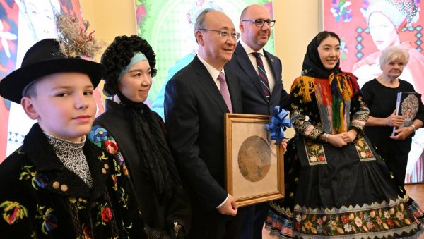 ОБУКАО КИНЕСКЕ МОДЕЛЕ У НАШЕ НОШЊЕ: Делегација из Кине на изложби Наслеђе и креартивност“ у Новом Саду (ФОТО) ОБУКАО КИНЕСКЕ МОДЕЛЕ У НАШЕ НОШЊЕ: Делегација из Кине на изложби Наслеђе и креартивност“ у Новом Саду (ФОТО)