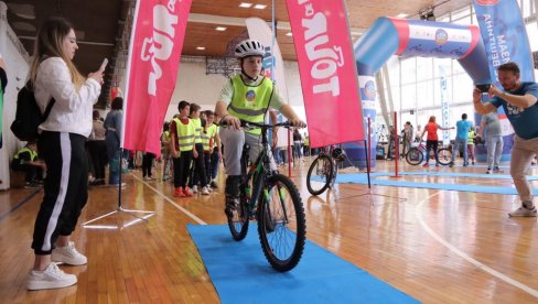 GLEDAJ DA TE VIDE, VOZI SE BICIKLOM: Promocija zdravog vida prevoza GLEDAJ DA TE VIDE, VOZI SE BICIKLOM: Promocija zdravog vida prevoza
