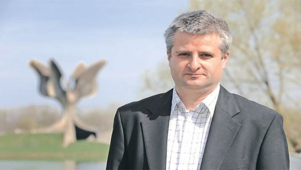 ПРЕКРАЈАЈУ УСТАШКЕ ЗЛОЧИНЕ ЕВРИМА ИЗ ЕУ: Управник спомен-подручја Јасеновац о одлуци да због ревизије историје поднесе оставку ПРЕКРАЈАЈУ УСТАШКЕ ЗЛОЧИНЕ ЕВРИМА ИЗ ЕУ: Управник спомен-подручја Јасеновац о одлуци да због ревизије историје поднесе оставку