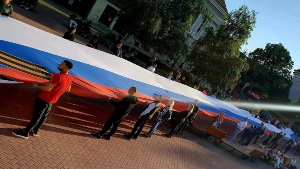 СРБИЈА СЕ УВЕРИЛА КОЛИКО СНАЖНОГ ПРЕДСЕДНИКА ИМА: Чланови ПС Александра Вулина развукли српску и руску заставу у центру Новог Сада (ВИДЕО) СРБИЈА СЕ УВЕРИЛА КОЛИКО СНАЖНОГ ПРЕДСЕДНИКА ИМА: Чланови ПС Александра Вулина развукли српску и руску заставу у центру Новог Сада (ВИДЕО)