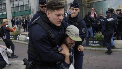 HAOS U PRAIZU: Više od 170 klimatskih aktivista uhapšeno zbog nasilnog protesta u Parizu (FOTO) HAOS U PRAIZU: Više od 170 klimatskih aktivista uhapšeno zbog nasilnog protesta u Parizu (FOTO)