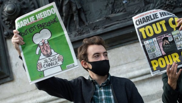 ШАРЛИ ЕБДО ПОНОВО ПРОВОЦИРА: Исмејали погибију Раисија, једна карикатура се посебно истиче (ФОТО) ШАРЛИ ЕБДО ПОНОВО ПРОВОЦИРА: Исмејали погибију Раисија, једна карикатура се посебно истиче (ФОТО)