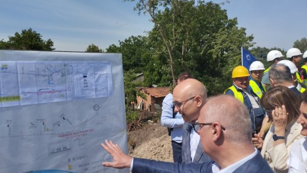 БИЋЕ НАЈБРЖЕ ИЗГРАЂЕНА БРЗА ПРУГА НА СВЕТУ: Премијер Вучевић са министром Весићем у Суботици (ФОТО/ ВИДЕО) БИЋЕ НАЈБРЖЕ ИЗГРАЂЕНА БРЗА ПРУГА НА СВЕТУ: Премијер Вучевић са министром Весићем у Суботици (ФОТО/ ВИДЕО)