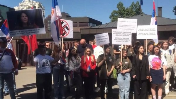 ЗАСТАВЕ СРБИЈЕ И РУСИЈЕ ИСПРЕД НЕМАЧКЕ АМБАСАДЕ: Протести у Москви због Сребренице (ФОТО) ЗАСТАВЕ СРБИЈЕ И РУСИЈЕ ИСПРЕД НЕМАЧКЕ АМБАСАДЕ: Протести у Москви због Сребренице (ФОТО)