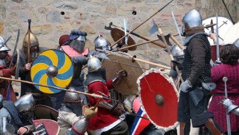 OŽIVELI SREDNJI VEK: Na Smedervskoj tvrđavi ovog vikenda 6. festival „Vitezovi i legende“ (FOTO) OŽIVELI SREDNJI VEK: Na Smedervskoj tvrđavi ovog vikenda 6. festival „Vitezovi i legende“ (FOTO)