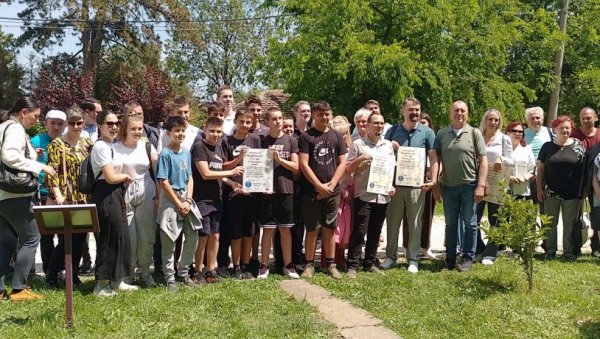 ДОДЕЉЕНА ПОВЕЉА КРАГУЈЕВАЧКИ СЛЕЗ: Најбољи у екологији основци ДОДЕЉЕНА ПОВЕЉА КРАГУЈЕВАЧКИ СЛЕЗ: Најбољи у екологији основци