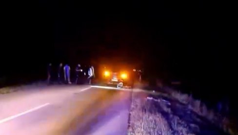 POVREĐENI ŽENA I DETE: Teška saobraćajna nesreća u Novom Bečaju, policija na terenu (VIDEO) POVREĐENI ŽENA I DETE: Teška saobraćajna nesreća u Novom Bečaju, policija na terenu (VIDEO)
