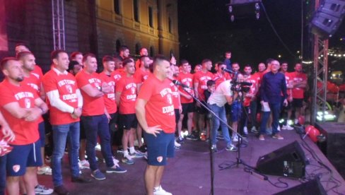 SPEKTAKULARAN DOČEK: Ovako se slavila Evropa u Kragujevcu (FOTO) SPEKTAKULARAN DOČEK: Ovako se slavila Evropa u Kragujevcu (FOTO)