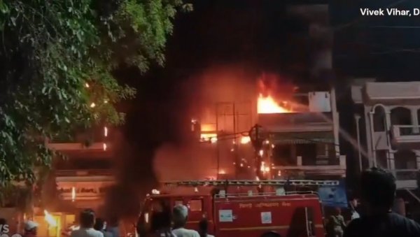 СТРАДАЛО СЕДАМ БЕБА: Велики пожар у болници у Њу Делхију (ВИДЕО) СТРАДАЛО СЕДАМ БЕБА: Велики пожар у болници у Њу Делхију (ВИДЕО)