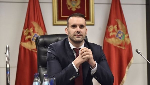 СКАНДАЛ У ПОДГОРИЦИ: Бугарски председник напустио зграду владе због Спајића? СКАНДАЛ У ПОДГОРИЦИ: Бугарски председник напустио зграду владе због Спајића?