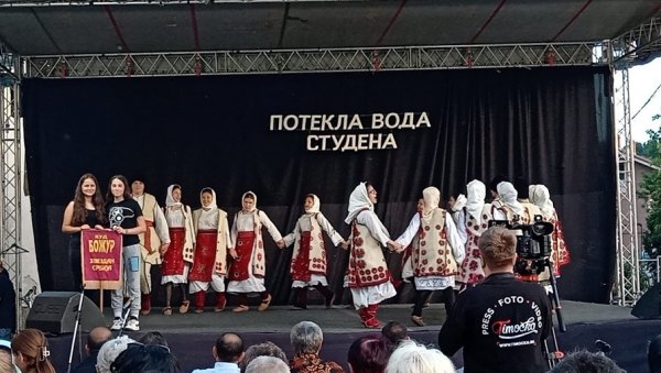 ПОТЕКЛА ВОДА СТУДЕНА: Више од 400 фолклориста на смотри у Великом Извору (ФОТО) ПОТЕКЛА ВОДА СТУДЕНА: Више од 400 фолклориста на смотри у Великом Извору (ФОТО)