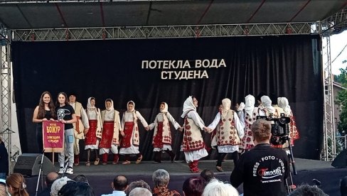 POTEKLA VODA STUDENA: Više od 400 folklorista na smotri u Velikom Izvoru (FOTO) POTEKLA VODA STUDENA: Više od 400 folklorista na smotri u Velikom Izvoru (FOTO)