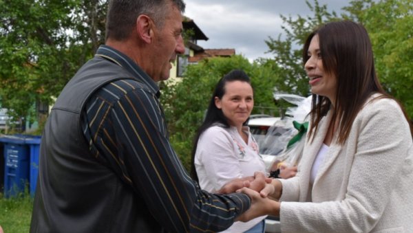 ВУЈОВИЋ ПОСЕТИЛА ПОРОДИЦЕ У УЖИЦУ: Хвала на стрпљењу, „Дубоко“ ће бити најмодернији центар за управљање отпадом ВУЈОВИЋ ПОСЕТИЛА ПОРОДИЦЕ У УЖИЦУ: Хвала на стрпљењу, „Дубоко“ ће бити најмодернији центар за управљање отпадом