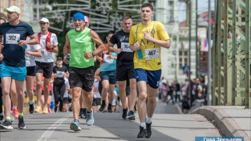 ODRŽAN ČETVRTI ZRENJANINSKI MARATON: Pobednici Kikinđanka Mirjana Mikalački i Vrščanin Miloš Dragović (FOTO)