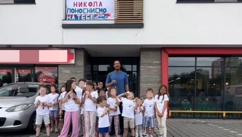 OVO SE PAMTI ZA CEO ŽIVOT! Rokviću ispred zgrade komšije priredile doček, scena sa dečicom ga je raspametila OVO SE PAMTI ZA CEO ŽIVOT! Rokviću ispred zgrade komšije priredile doček, scena sa dečicom ga je raspametila