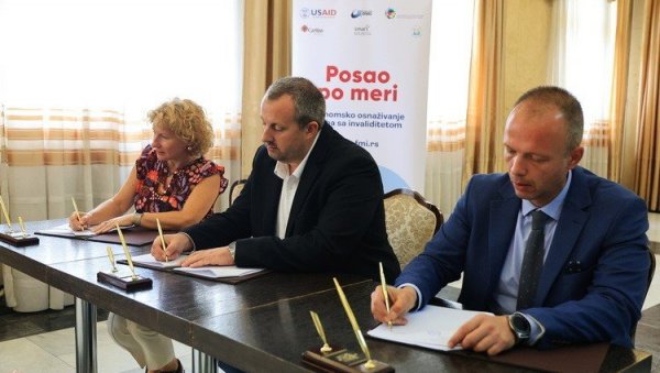 ЗА ПОЈЕДИНЦЕ И КОМПАНИЈЕ 20.000 ДОЛАРА: У Крагујевцу основан Фонд за подршку запошљавања особа са инвалидитетом ЗА ПОЈЕДИНЦЕ И КОМПАНИЈЕ 20.000 ДОЛАРА: У Крагујевцу основан Фонд за подршку запошљавања особа са инвалидитетом