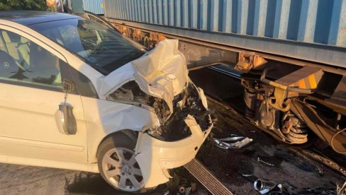 PRVE FOTOGRAFIJE SA MESTA SUDARA VOZA I AUTOMOBILA: Oglasila se „Infrastruktura železnice Srbije” o nesreći kod Bajmoka (FOTO) PRVE FOTOGRAFIJE SA MESTA SUDARA VOZA I AUTOMOBILA: Oglasila se „Infrastruktura železnice Srbije” o nesreći kod Bajmoka (FOTO)