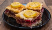 SOČNA BAKLAVA SA VIŠNJAMA: Neodoljiv spoj voća, fila i slatkog preliva SOČNA BAKLAVA SA VIŠNJAMA: Neodoljiv spoj voća, fila i slatkog preliva