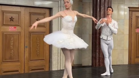 GODIŠNJICA MOSKOVSKOG METROA: Baletski igrači nastupaju na stanici (VIDEO) GODIŠNJICA MOSKOVSKOG METROA: Baletski igrači nastupaju na stanici (VIDEO)