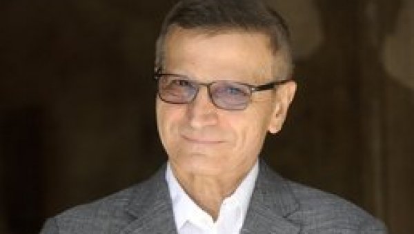 СПРЕМА СЕ УЋУТКИВАЊЕ СОКРАТА: Нова представа у режији Небојше Брадића летос у Тивту, на јесен у Београду СПРЕМА СЕ УЋУТКИВАЊЕ СОКРАТА: Нова представа у режији Небојше Брадића летос у Тивту, на јесен у Београду