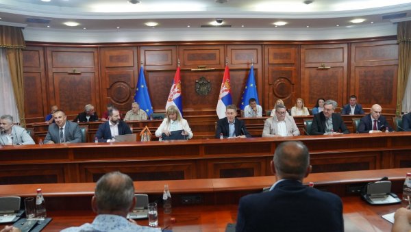 МАРТИНОВИЋ СА МАЛИНАРИМА И ВЛАСНИЦИМА ХЛАДЊАЧА: Наше министарство кућа свих наших пољопривредника МАРТИНОВИЋ СА МАЛИНАРИМА И ВЛАСНИЦИМА ХЛАДЊАЧА: Наше министарство кућа свих наших пољопривредника