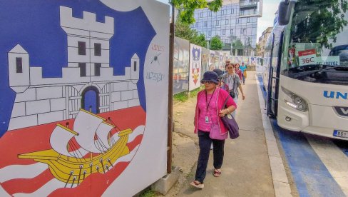 I TURISTIČKI AUTOBUSI PRAVE GUŽVU: Iako su u gradu jasno obeležena mesta za ukrcavanje i iskrcavanje stranaca, šoferi to često ne poštuju I TURISTIČKI AUTOBUSI PRAVE GUŽVU: Iako su u gradu jasno obeležena mesta za ukrcavanje i iskrcavanje stranaca, šoferi to često ne poštuju